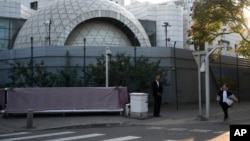 ARCHIVO - Un agente de seguridad vigila frente a la embajada de Israel en Beijing, el 13 de octubre de 2023. 