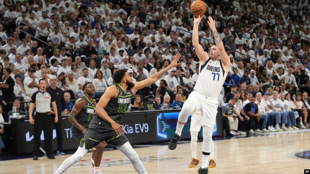 Luka Dončić šutira preko Karla Entonija Taunsa (Foto: AP/Abbie Parr)