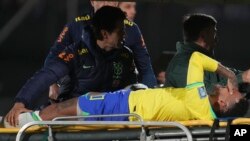 El brasileño Neymar es sacado del campo en camilla luego de lesionarse durante un partido de clasificación para la Copa Mundial de la FIFA 2026 contra Uruguay en el estadio Centenario de Montevideo, Uruguay, el martes 17 de octubre de 2023. (Foto AP/Matilde Campodonico)