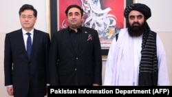左起：中国外长秦刚、巴基斯坦外长扎尔达里和阿富汗塔利班临时外长穆塔基在伊斯兰堡举行三边会谈。（2023年5月6日）