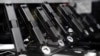 ARCHIVO - Pistolas semiautomáticas Glock expuestas en una feria de armas en la localidad californiana de Oceanside, EEUU, en abril de 2021.