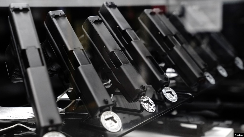 ARCHIVO: Pistolas semiautomáticas Glock a la venta en Firearms Unknown, una tienda de armas en Oceanside, California, EEUU, 12 de abril de 2021. REUTERS/Bing Guan/Foto de archivo