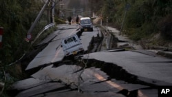 ဂျပန်နိုင်ငံ တိုကျိုမြို့တော် အနောက်မြောက်ဘက်မှာ ငလျင်ကြောင့်ပျက်စီးသွားတဲ့ လမ်းတခုကိုတွေ့ရစဉ် (ဇန်နဝါရီ ၂၊ ၂၀၂၄)