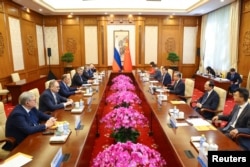 Menteri Luar Negeri Rusia Sergei Lavrov dan Menteri Luar Negeri China Wang Yi menghadiri pertemuan di Beijing, China, 16 Oktober 2023. (Kementerian Luar Negeri Rusia/Handout via REUTERS)
