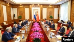 16 жовтня в Китаї перебуває міністр закордонних справ Росії Лавров. Він зустрівся з міністром закордонних справ КНР Ван Ї. Візит Путіна до Китаю може відбутись цього тижня