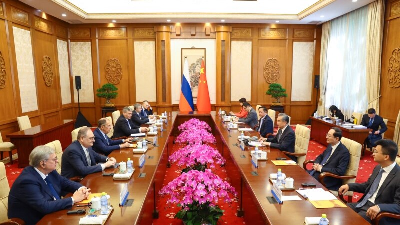 Menteri Luar Negeri Rusia Sergei Lavrov dan Menteri Luar Negeri China Wang Yi menghadiri pertemuan di Beijing, China, 16 Oktober 2023. (Kementerian Luar Negeri Rusia/Handout via REUTERS)