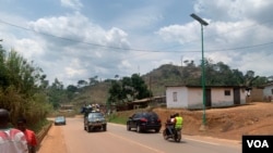 Une projecteur à énergie solaire sur la route de nkolbisson à Yaoundé le 09 mars 2024, (VOA/Emmanuel Jules Ntap)