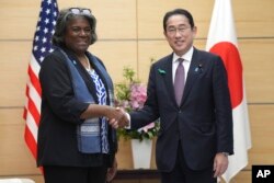 Duta Besar AS untuk PBB Linda Thomas-Greenfield (kiri), dan Perdana Menteri Jepang Fumio Kishida (kanan), berjabat tangan dalam pertemuan di kantor perdana menteri Jepang di Tokyo, Jumat, 19 April 2024. (AP/Eugene Hoshiko)