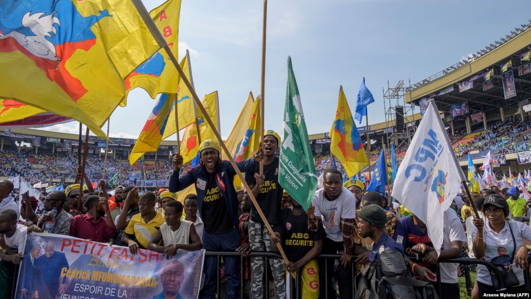 Para pendukung partai koalisi pemerintahan yang berkuasa di Republik Demokratik Kongo berkumpul di Stadion Martir dalam acara kampanye di Kinshasa (foto: ilustrasi). 
