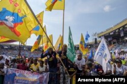 Des partisans de l'Union sacrée, au Stade des Martyrs à Kinshasa, le 29 avril 2023.