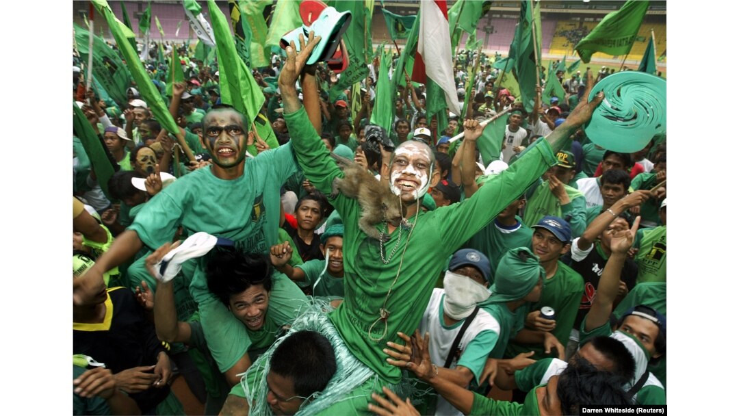 Seorang pendukung Partai Persatuan Pembangunan (PPP) pada rapat umum pemilu di Jakarta 27 Maret 2004. (Foto: REUTERS/Darren Whiteside)