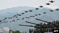 资料照片：2023年5月25日，韩国军用无人机在韩美联合军演期间编队飞行。（法新社照片）