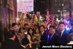 Pendukung berkumpul saat Wakil Presiden Taiwan William Lai tiba di Lotte Hotel di Manhattan di New York City, 12 Agustus 2023. (Foto: Reuters)