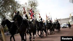 La Caballería Doméstica recorre el centro comercial frente al Palacio de Buckingham antes de la coronación del rey Carlos y Camila, reina consorte de Gran Bretaña, en Londres, el 4 de mayo de 2023.