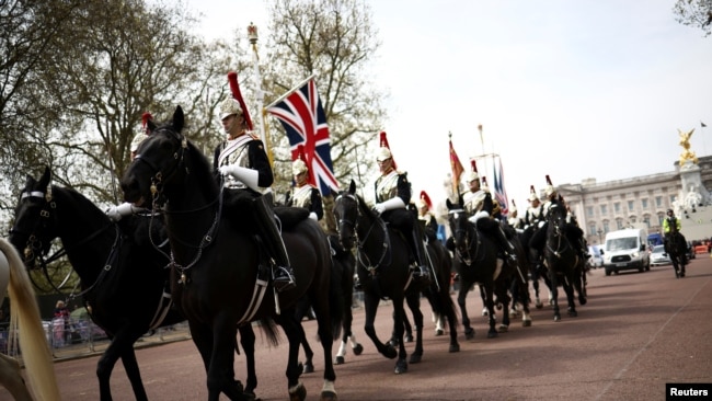 La Caballería Doméstica recorre el centro comercial frente al Palacio de Buckingham antes de la coronación del rey Carlos y Camila, reina consorte de Gran Bretaña, en Londres, el 4 de mayo de 2023.