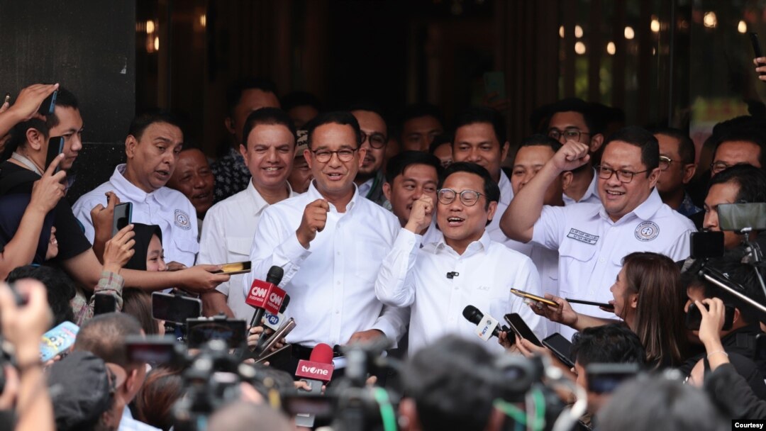Capres-cawapres Anies Baswedan-Muhaimin Iskandar berbicara di Posko Tim Hukum Amin, Mampang Prapatan, Jakarta Selatan, Selasa(20/2). (Courtesy : TPN Anies-Muhaimin)