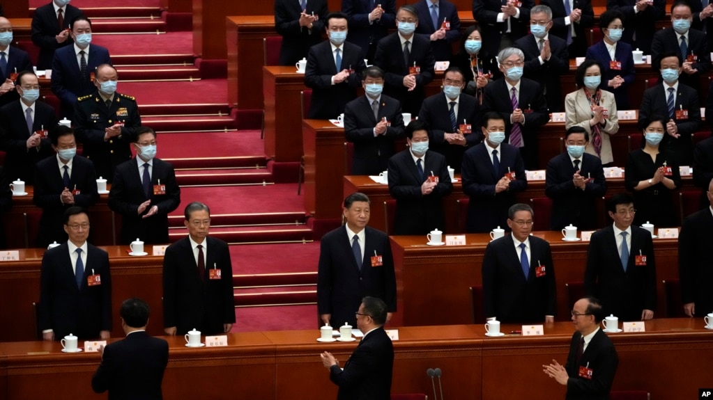 习近平（中）出席2023年3月11号在北京召开的中国第十四届人大第一次会议。(photo:VOA)