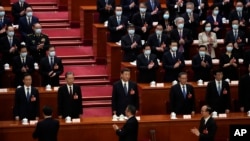 习近平（中）出席2023年3月11号在北京召开的中国第十四届人大第一次会议。