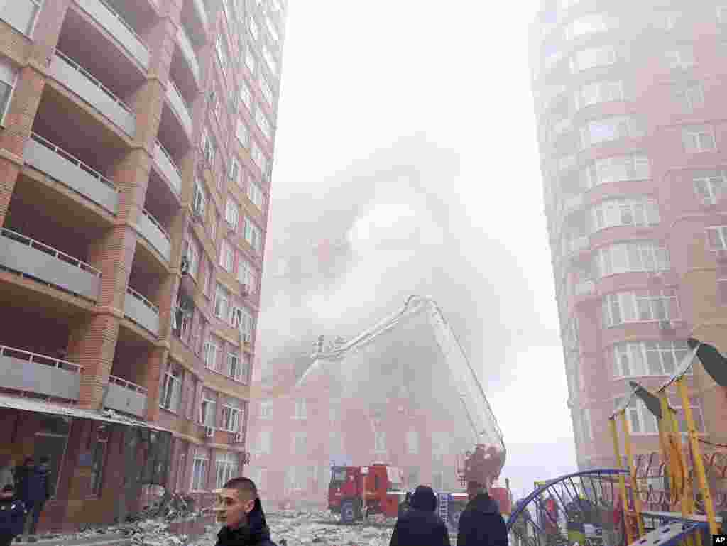 Bomberos trabajan para extinguir el incendio en un edificio de apartamentos dañado después de un ataque ruso en Odesa, Ucrania, el viernes 29 de diciembre de 2023. El presidente Volodymyr Zelenskyy dijo que Rusia había utilizado &quot;casi todos los tipos de armas de su arsenal&quot;. Dijo que Kiev, Leópolis Odesa, Dnipro, Járkov y Zaporiyia estaban entre las ciudades atacadas.