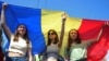 Beberapa perempuan tampak memegang bendera Moldova dalam aksi mendukung negara tersebut untuk bergabung dengan Uni Eropa, di Chisinau, Moldova, pada 21 Mei 2023. (Foto: Reuters/Vladislav Culiomza)