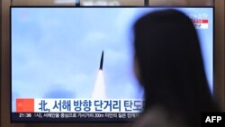 9일 한국 서울역에 설치된 TV에서 북한의 탄도미사일 발사 관련 뉴스가 나오고 있다.