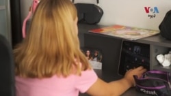  یانا سټیپانینکو او د هغې مور په امریکا کې د یو کال درملنې وروسته بېرته د اوکراین لېوایو ښار ته ستانه شوي
