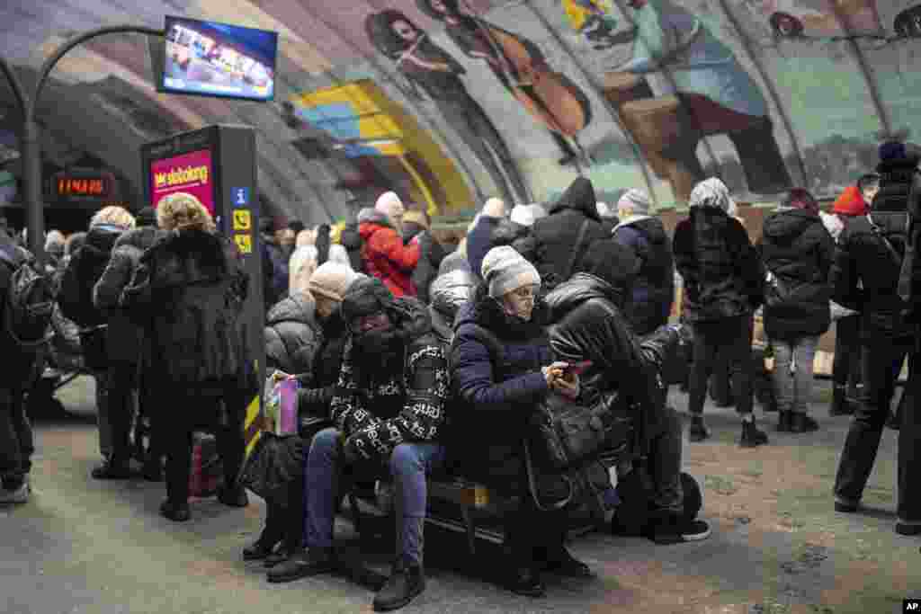 Las personas se refugian en una estación de metro durante la alarma de ataque aéreo en Kiev, Ucrania, el miércoles 17 de enero de 2024.