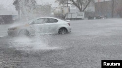 Un vehículo atrapado en medio de una calle de Fort Lauderdale, Florida, tras las intensas lluvias registradas el 12 de abril de 2023.