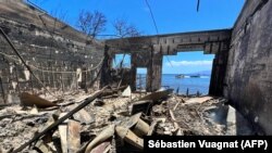 Sejumlah bangunan dan rumah-rumah yang hangus terbakar kebakaran hutan dan lahan di Lahaina, Maui, Hawaii, Jumat, 11 Agustus 2023. (Foto: Sébastien Vuagnat/AFP)