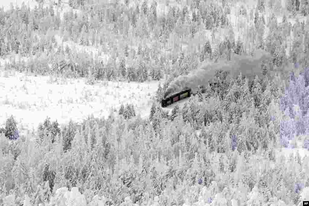 A steam train travels through a snow covered landscape on the way to northern Germany&#39;s 1,142-meter (3,743 feet) highest mountain &#39;Brocken&#39; at the Harz mountains near Schierke.