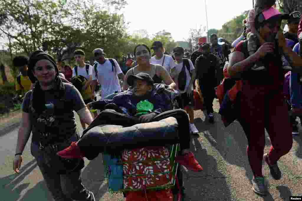 Los migrantes, que caminaban este domingo por la vía camino a Viva México, estado de Chiapas, dedicaron la caravana&nbsp;a los 40 migrantes que fallecieron durante un incendio en un centro de detención de migrantes en la ciudad fronteriza de Ciudad Juárez.&nbsp;