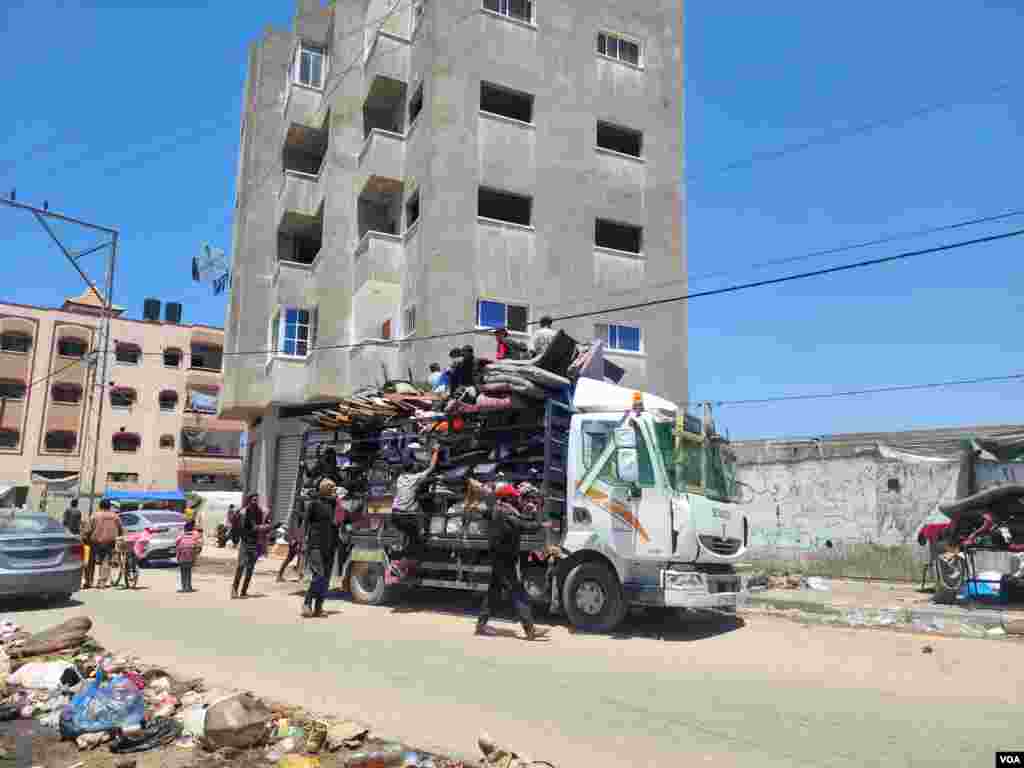 Displaced families flee Rafah, Gaza, after being warned of oncoming attacks on May 8, 2024. (VOA/Enas Tantesh)