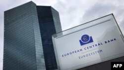 Bank Sentral Eropa (ECB) digambarkan menjelang konferensi pers setelah pertemuan dewan pemerintahan di Frankfurt am Main, Jerman bagian barat, 14 Desember 2023. (Daniel ROLAND / AFP)