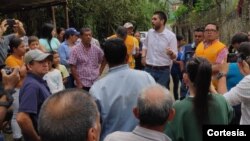 El alcalde de la ciudad de Palmeira, Colombia, Óscar Escobar, al centro, implementó programas para prevenir la violencia de pandillas y otros crímenes en las comunidades a través del acercamiento de la policía con los ciudadanos. [Foto: Cortesía municipalidad de Palmeira]