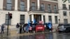 维吾尔抗议者在伦敦的雨中高举标语，纪念七五事件15周年 (美国之音/李伯安）