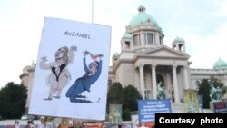 Aleksandar Vučić na karikaturi Dragoljuba Petričića na transparentu tokom 16. protesta Srbija protiv nasilja, u Beogradu, 19. avgusta 2023. (Foto: FoNet)