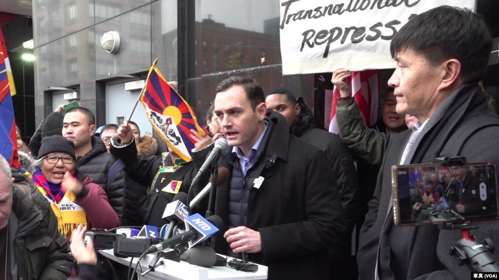 美国众院与中共战略竞争特设委员会主席麦克·加拉格尔（Rep. Mike Gallagher, R-WI）和两位分属民主共和两党的该委员会成员，与多个华人、藏人、维吾尔人民主和人权团体一起，在纽约中国城举行抗议中共境外执法的集会。(photo:VOA)