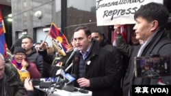 美国众院与中共战略竞争特设委员会主席麦克·加拉格尔（Rep. Mike Gallagher, R-WI）和两位分属民主共和两党的该委员会成员，与多个华人、藏人、维吾尔人民主和人权团体一起，在纽约中国城举行抗议中共境外执法的集会。