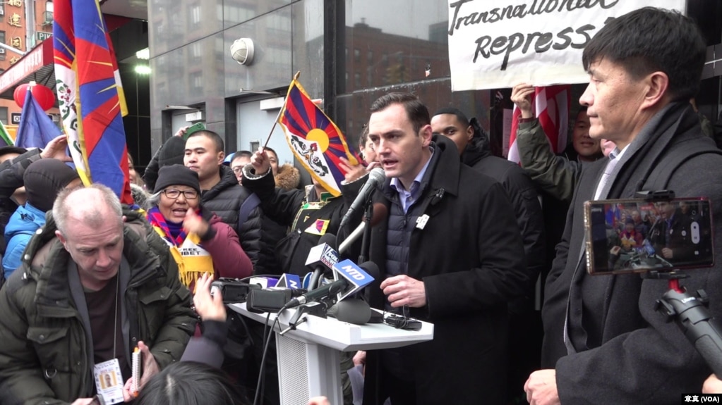 资料照片：美国众院与中共战略竞争特设委员会主席麦克·加拉格尔与多个华人、藏人、维吾尔人民主和人权团体一起，在纽约中国城举行声讨中共境外执法的抗议集会。(photo:VOA)