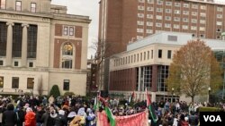 Sejumlah demonstran pro-Palestina berkumpul di halaman barat Universitas Columbia di New York, pada 18 April 2024. (Foto VOA/Claire Schnatterbeck)