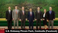 ឯកអគ្គរដ្ឋទូតស.រ.អ.លោក W. Patrick Murphy និងលោកនាយករដ្ឋមន្ត្រី ហ៊ុន ម៉ាណែត ថតរូបជាមួយមន្ត្រីបំពេញទស្សនកិច្ចមកពីគណៈកម្មាធិការបែងចែកថវិកាជាតិនៃព្រឹទ្ធសភាអាមេរិកនៅរាជធានីភ្នំពេញ នៅថ្ងៃទី ២៨ ខែសីហា ឆ្នាំ២០២៣។ (Facebook / U.S. Embassy Phnom Penh, Cambodia)
