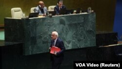 په ملګروملتونو کې د فلسطین دایمي څارونکی ریاض منصور له وینا وروسته له غونډې څخه د وتلو په حال کې