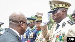 Le général Brice Oligui Nguema (à droite).