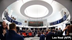 FILE - Suasana lantai perdagangan terbuka di Ring, London Metal Exchange (LME), London, 18 Februari 2016. (LEON NEAL / AFP)