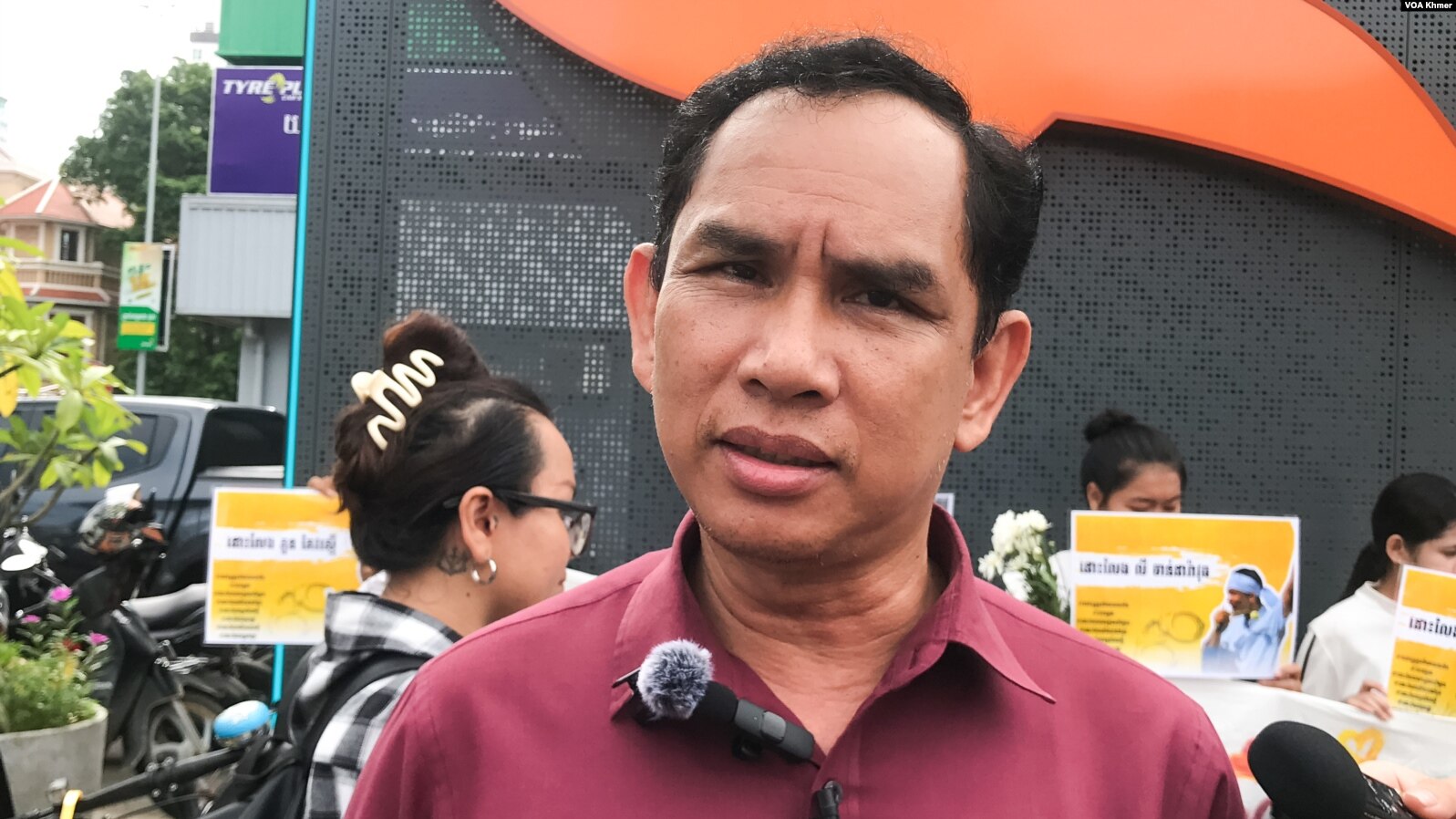 នាយកទទួលបន្ទុកកិច្ចការទូទៅនៃអង្គការការពារសិទ្ធិមនុស្សលោក អំ សំអាត ចូលរួមពិធីរំឭកខួប៨ឆ្នាំនៃឃាតកម្មលើអ្នកវិភាគនយោបាយ លោកកែម ឡី ក្រុងភ្នំពេញ ថ្ងៃទី ១០ ខែកក្កដា ឆ្នាំ២០២៤។ (ហ៊ុល រស្មី/វីអូអេ)