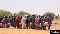 সুদান ও চাদের সীমান্তে অবস্থিত চাদের কাউফরুন গ্রামে সুদানের শরণার্থীরা খাদ্য ত্রাণ সংগ্রহ করার জন্য সারিবদ্ধ হয়ে অপেক্ষা করছেন (৯ মে, ২০২৩) 