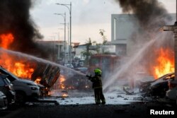 Tim SAR terlihat sedang memadamkan api setelah roket diluncurkan dari Jalur Gaza, terlihat dari kota Ashkelon, Israel, 7 Oktober 2023. (Foto: REUTERS/Amir Cohen)