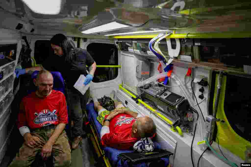 Militares ucranianos son transportados en una ambulancia desde el punto de estabilización médica de la Quinta Brigada Separada de Asalto de Kiev a un hospital, el 1 de julio de 2024.&nbsp;