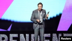 John Patton Ford menerima penghargaan Skenario Pertama Terbaik Film Independent Spirit Awards ke-38 untuk film "Emily the Criminal" di Santa Monica, California, AS, 4 Maret 2023. (REUTERS/Mario Anzuoni)