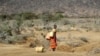 ARCHIVO- Una mujer samburu va a buscar agua durante una sequía el condado de Samburu, Kenia,el 16 de octubre de 2022. 